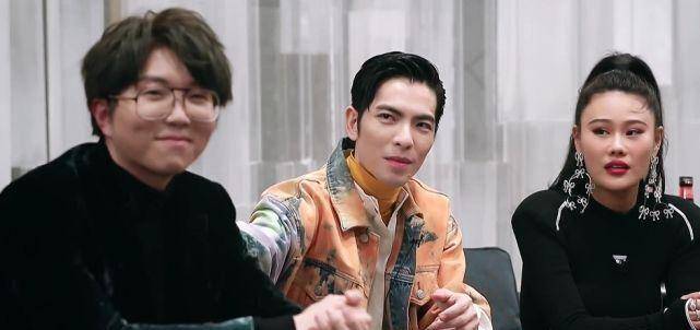 其实,年轻的毛不易被更年轻的黄霄云奇袭成功,就是一个偶然中的必然.