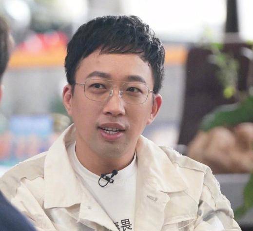 于正换了新头像,帅到有点认不出,网友:差点以为他要亲自出道了_造型