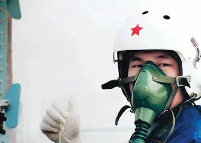 2010年,28岁飞行员为人民安全壮烈牺牲,追悼会上妻子补办婚礼_冯思广