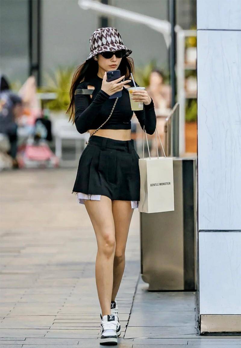 被深圳女生圈粉了,满大街都是"短裙和短裤",显瘦减龄又时髦