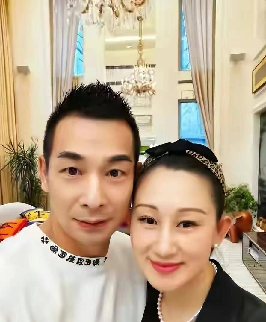 两人结婚后,张丹露放弃自己的事业,回归家庭之中,成为赵文卓背后的