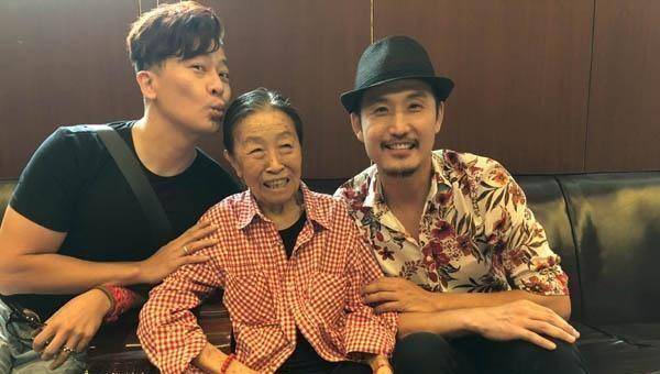 这位女明星46岁出道,从事演艺事业36年,胡歌是她"干儿子"_张少华_生活