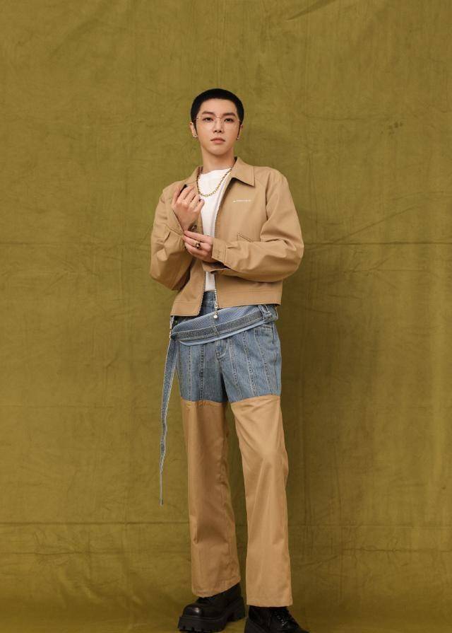 华晨宇留寸头戴金丝边框眼镜张扬帅气_绅士_鲜花_新造型