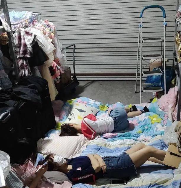 还有真的肢体冲突,比如后辈谢艾琳练舞不小心碰到前辈左嘉欣,就直接被