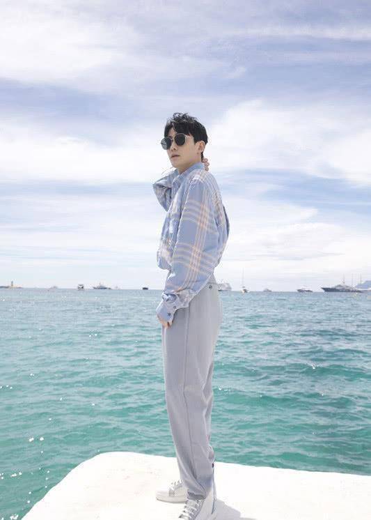 看朱一龙搭配的是一款浅灰色的西裤,在这条裤子的基础上,朱一龙又搭配