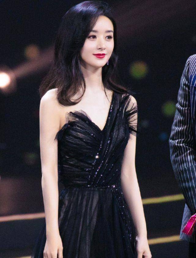 赵丽颖近况大变样,镜头拉近尖下巴都出来了,暴露了当妈的束手无措