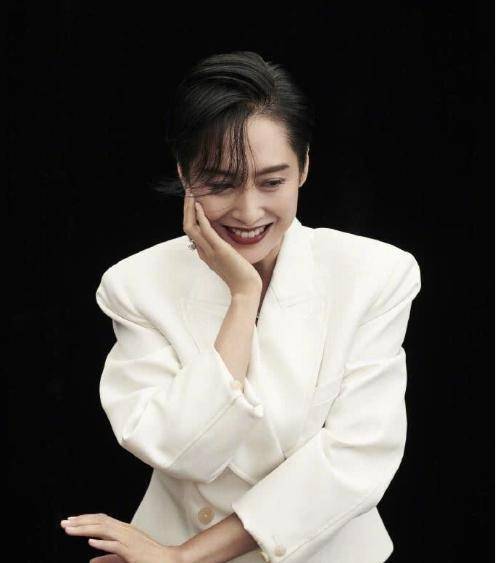 朱茵短发拍大片,又酷又飒,捂嘴笑的那一刻,紫霞仙子回来了_时候_感觉