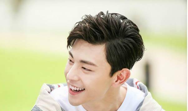 而穿上现代装的邓伦,笑起来,温暖如煦,纯正的暖男一枚,可是,有时候被