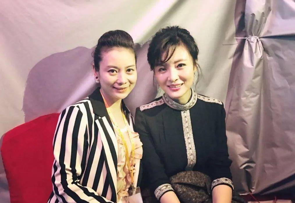 大哥老婆罕见同框周涛,梳老人发型打扮俗气,周涛依旧优雅美丽