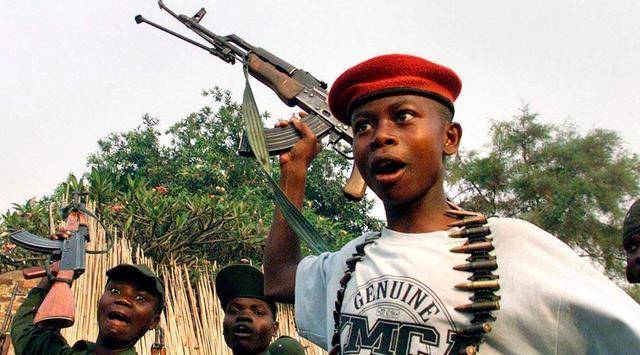 为什么非洲人要把ak步枪举脑袋上射击?