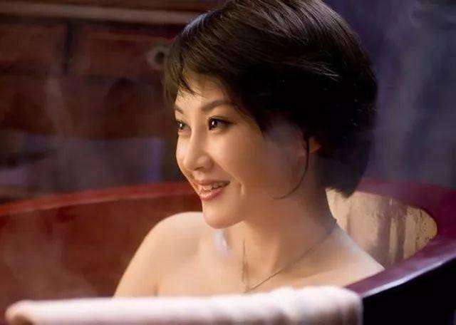 "潇洒成性,老少通吃",54岁的许晴,真是越老越"火辣"_电影_冯小刚_妈妈