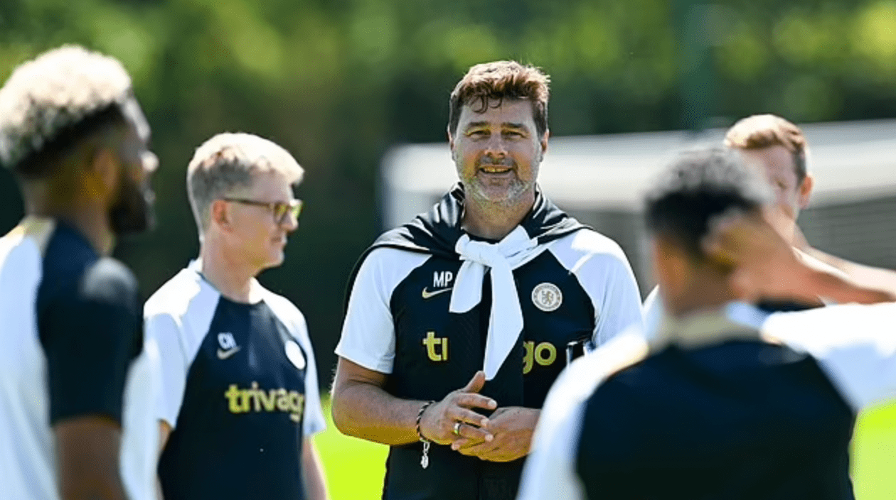 诺尼·马杜克在赢得欧洲杯几天后与英格兰u21队友马克斯·阿伦斯一起