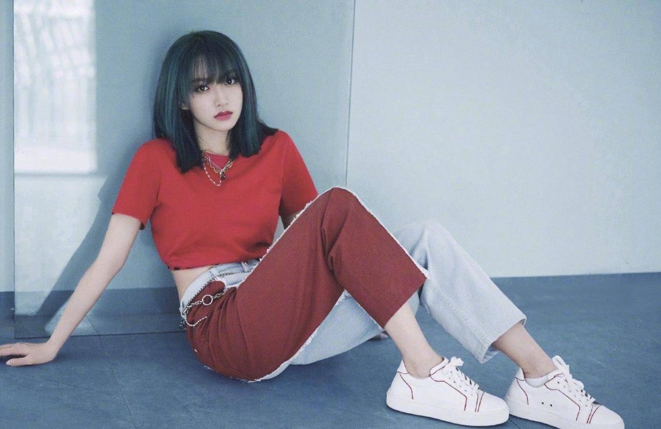 "美少女"程潇玻璃倒影大片,意外撞脸蔡徐坤?