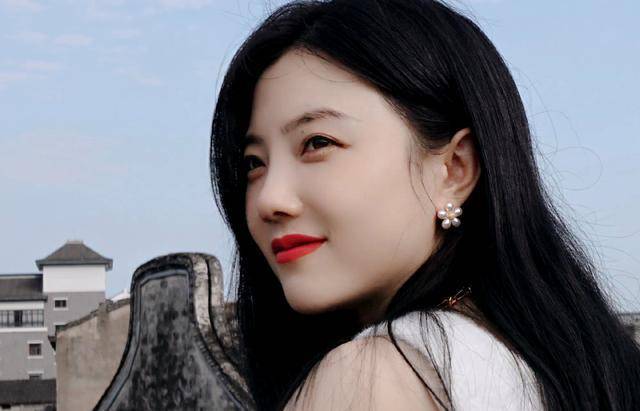 战宇饰演武域战神秦尘,作为科班毕业的艺人,他本人业务能力还是非常强