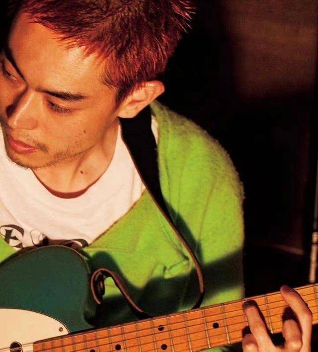 组图:菅田将晖橘红色短发造型大片释出染亮片指甲时尚前卫_娱乐