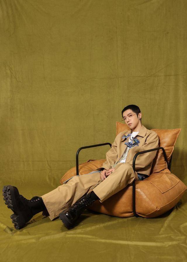 华晨宇留寸头戴金丝边框眼镜张扬帅气_绅士_鲜花_新造型