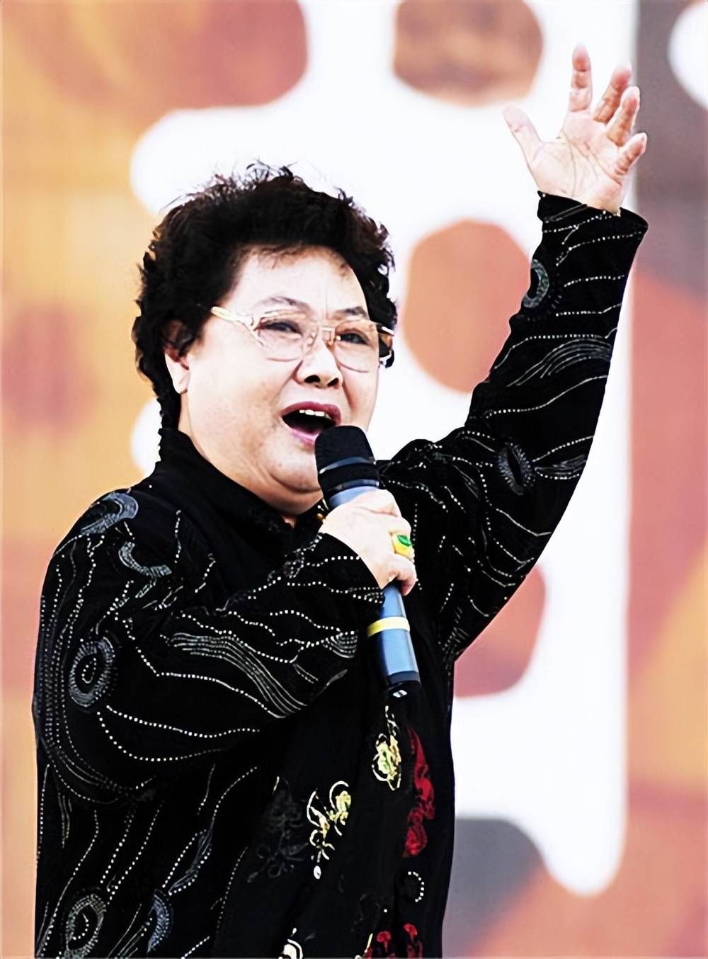 歌唱家郭兰英:丈夫逝世25年,人生辉煌有泪,晚年生活状况如何?