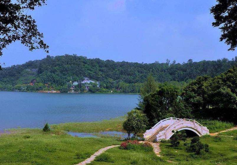 有"广东最美湖泊"之称,还曾登上小学课本,风景优美