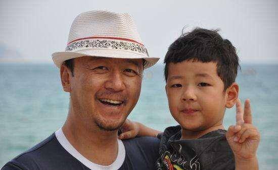 几年前曾在《爸爸去哪了》中的"石头"如今15岁了,身高直追父亲_郭涛