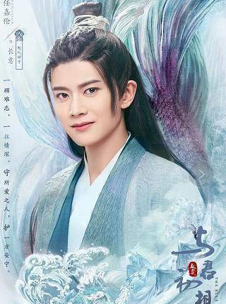 毕竟前车之鉴李易峰的《镜·双城》脸肿到让人看不下去,男星的身材