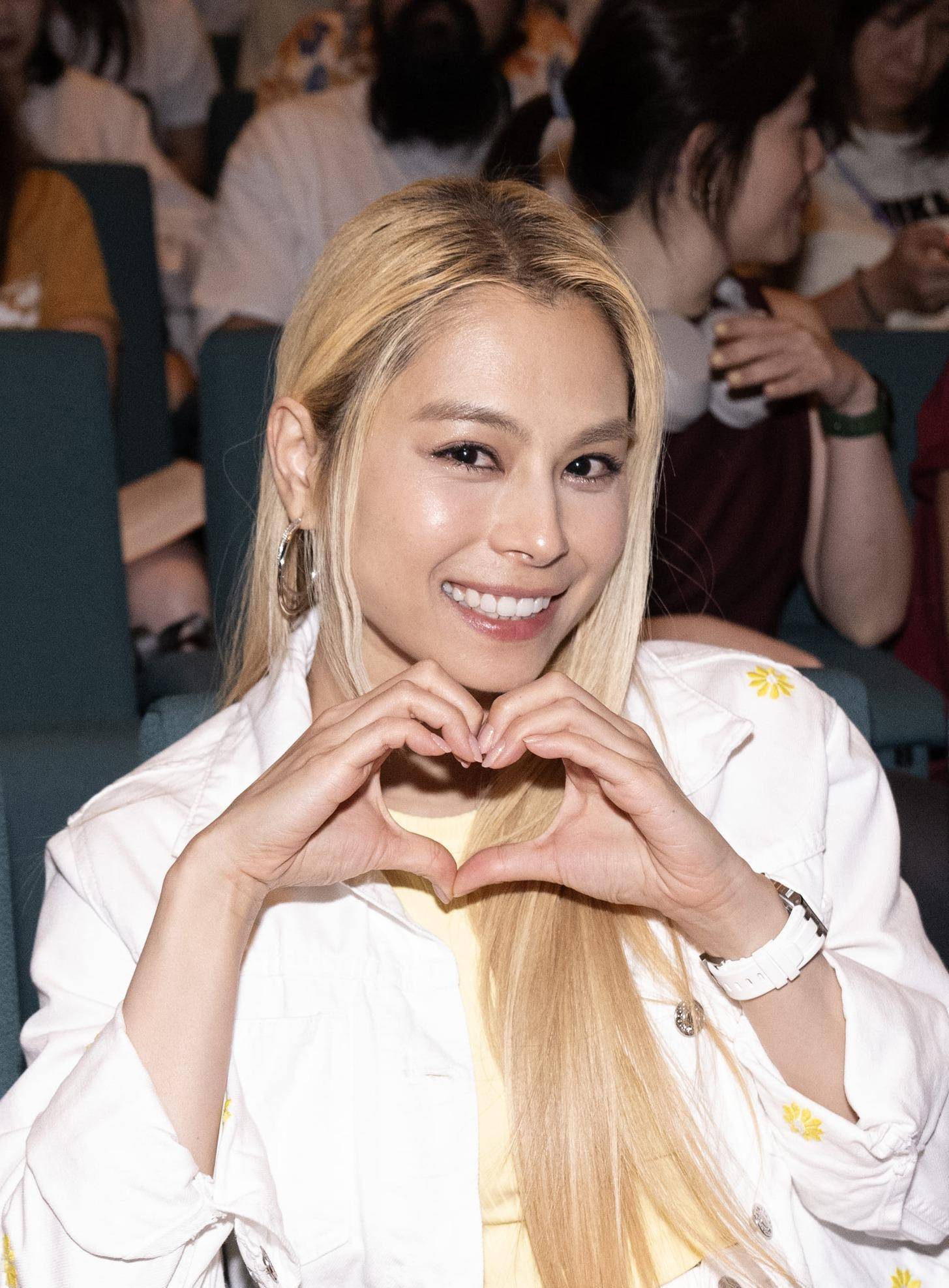 another side就系一个中女,「有事业,生活无忧,但仲系一个人吊吊揺」