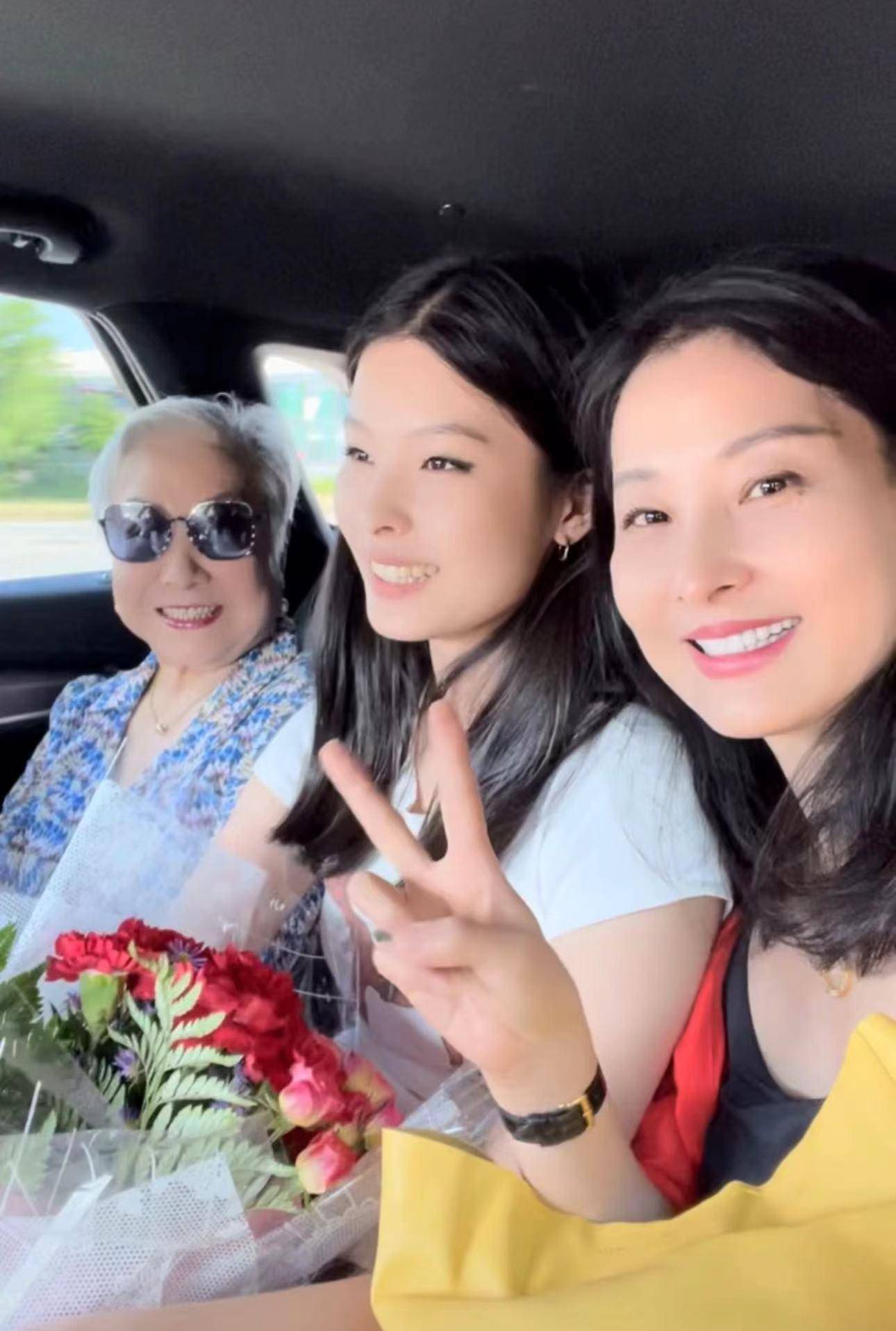 豪宅内吃四只龙虾,学霸女儿或将出道_孙思瀚_家庭_刘茜