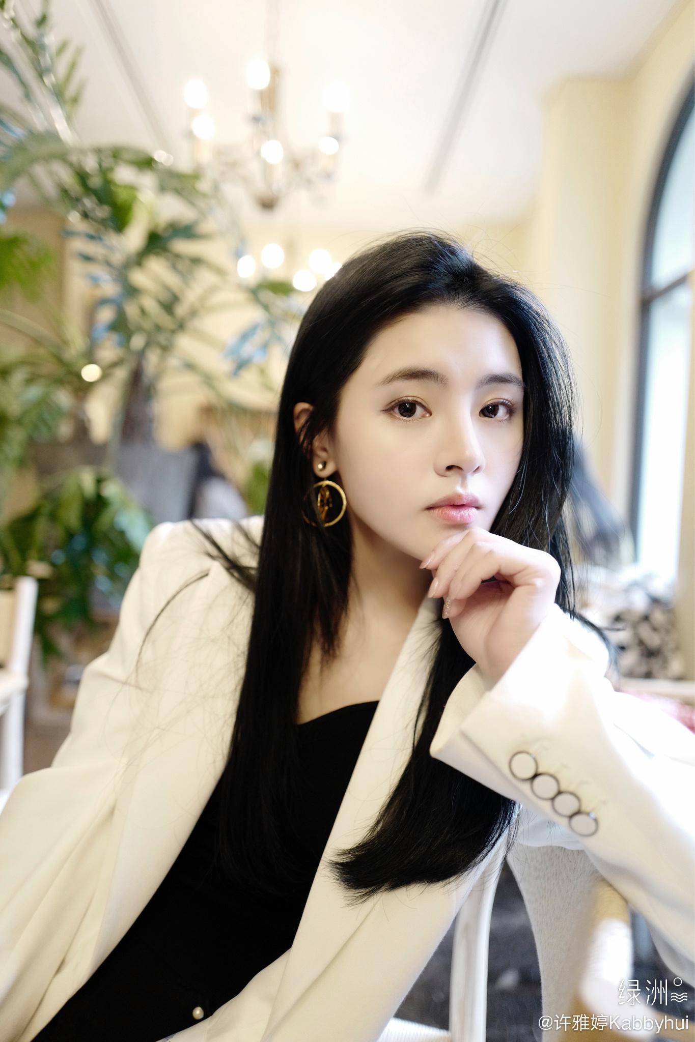 和郭富城传过绯闻,演过《美人鱼》,她还是陈钰琪版《倚天》小昭_内地