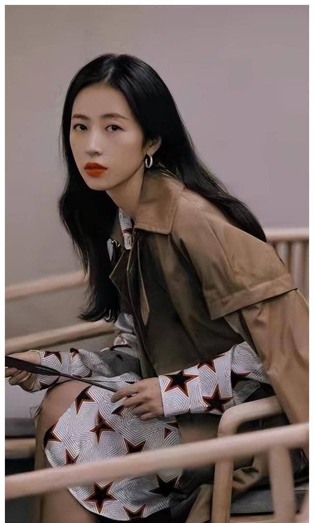 周雨彤的长相虽说算不上是惊艳型的,但是五官灵动可爱.