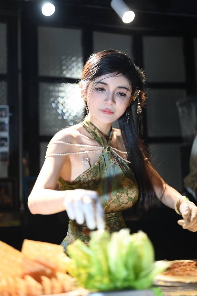 网红"狗头萝莉"衣着暴露被举报,卖煎饼是假,炒作太过引起争议_网友_女