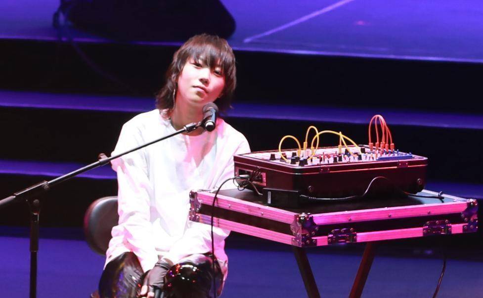 王菲女儿窦靖童纹身寸头,网友:叛逆是遗传的_窦唯_音乐_孩子