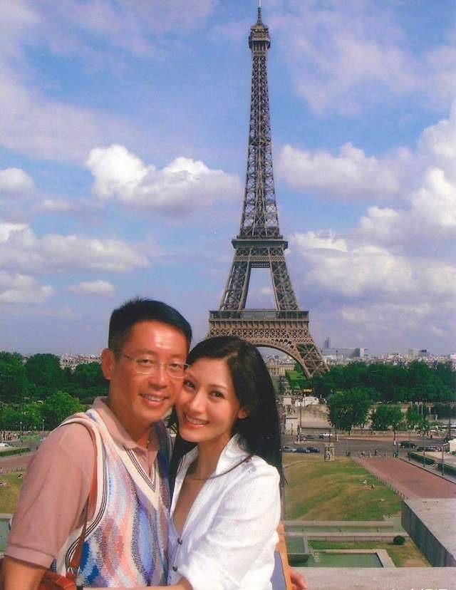 52岁李嘉欣晒时尚时尚照,腰细腿长状态佳,笑脸盈盈乘游艇度假_生活