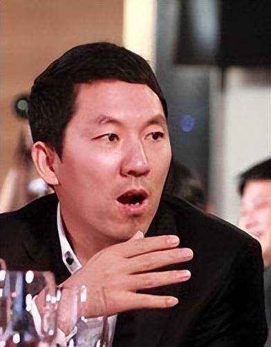 在枪林弹雨里摔跤的基因,孙东海年纪轻轻就不安生,有"内地向华强"之称