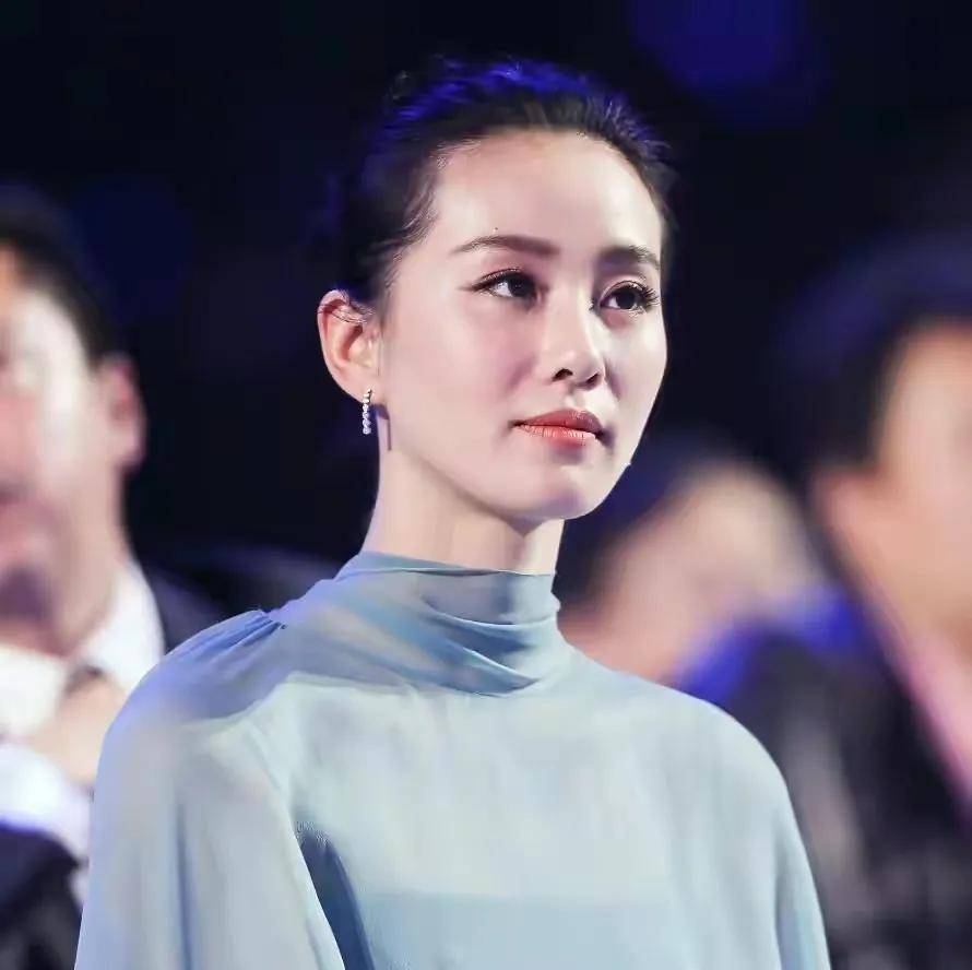 28岁嫁大男人,今身价十亿,被称为最干净的女人_刘诗诗_蔡艺侬_刘亦菲