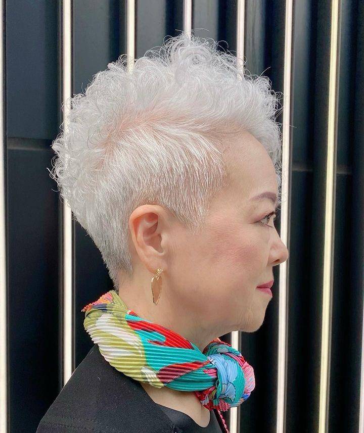 白发姐姐,剪了短卷发,真美_短发_时尚_发型