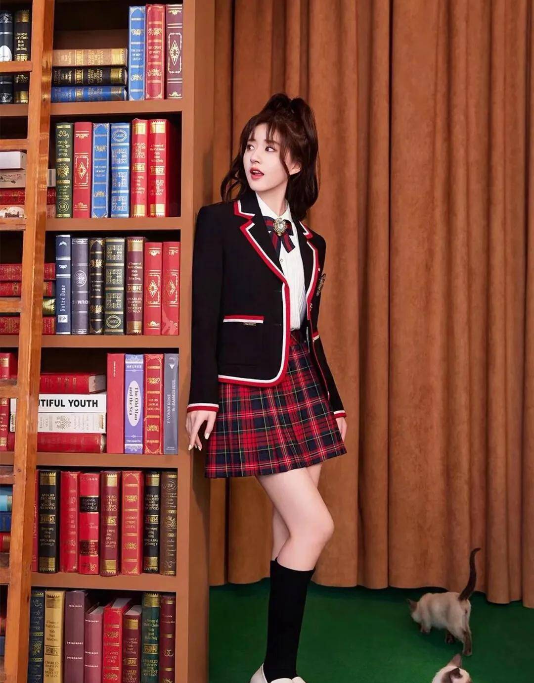 赵露思穿jk照片,俏皮可爱_青春_活力_挑战