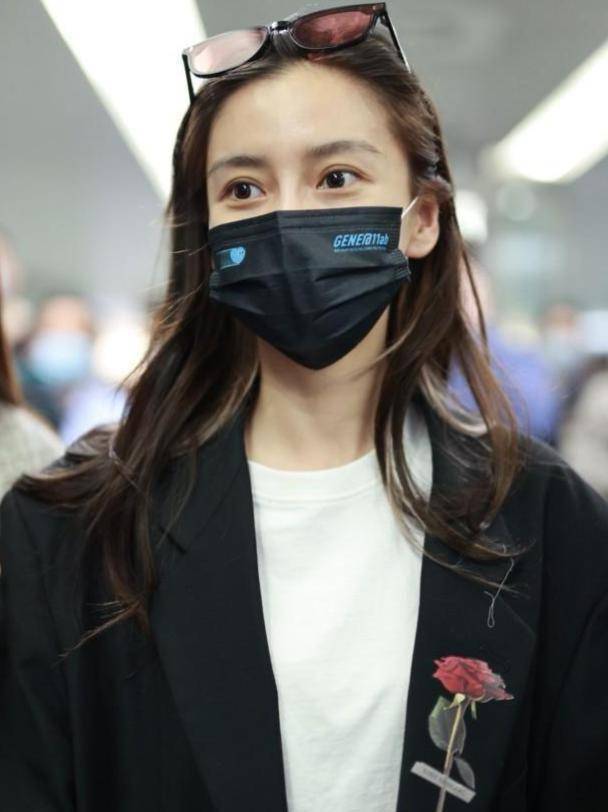 angelababy素颜亮相上海,走起简约风,生图镜头曝出真实颜值_西服_造型