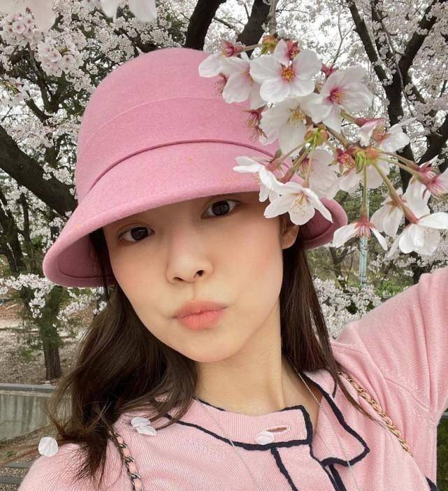 jennie春游,男友视角太好看,裤子像男的,重点是谁_朴彩英_lisa_人气