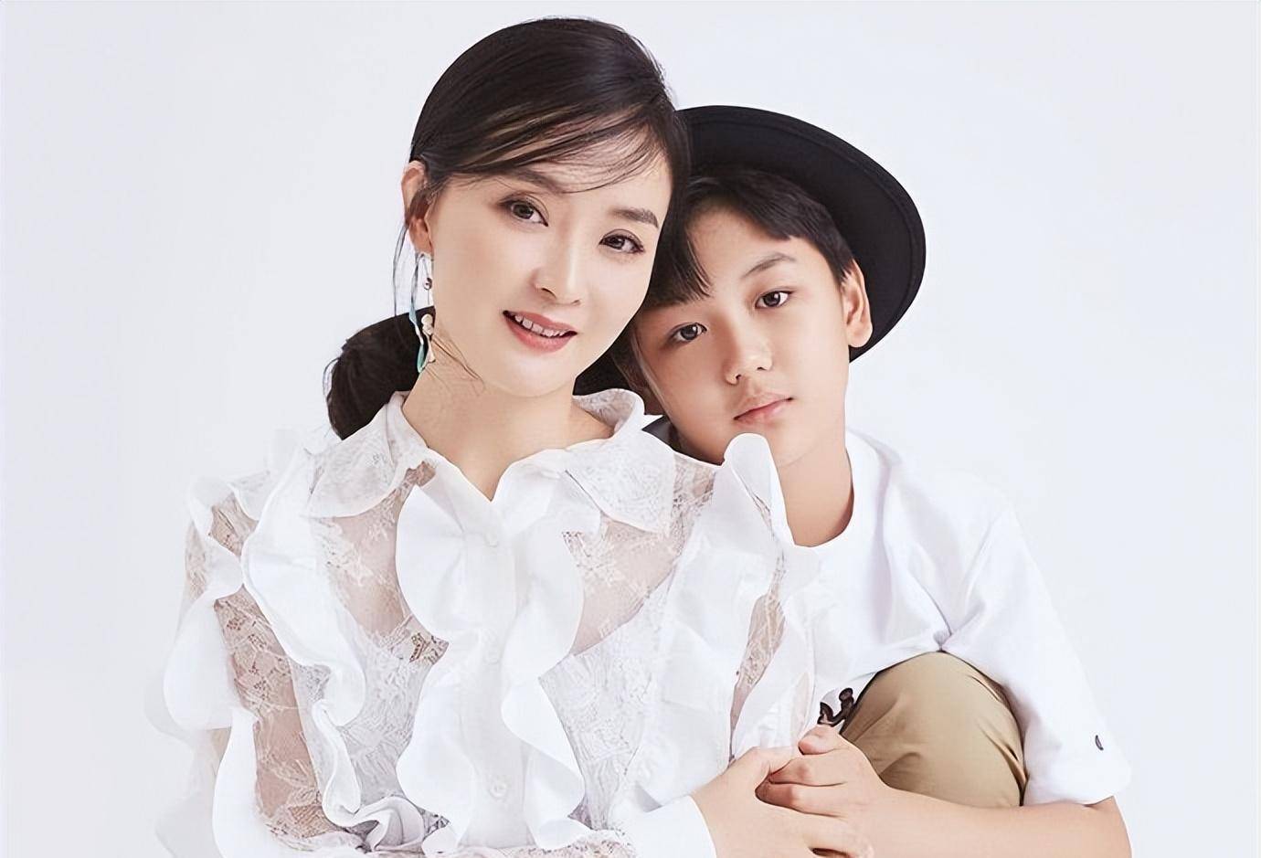 几年前一场亲子类真人秀上,揭开了王艳豪门生活的体面.