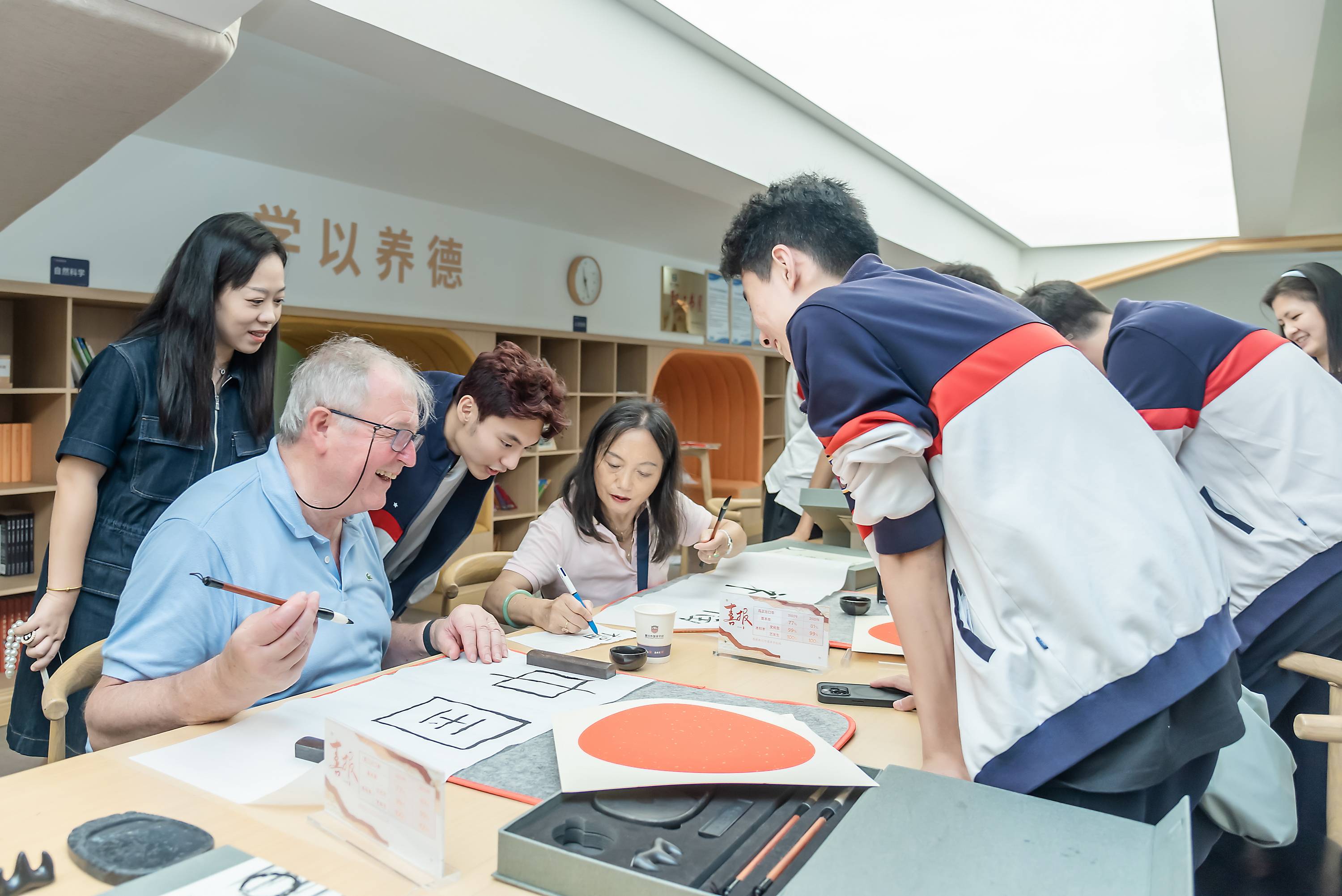 卢森堡中学校长携学生赴华,与新川外国语学校学子展开深入交流_中国