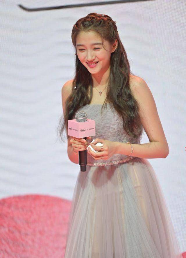 22岁关晓彤疑好事将近?