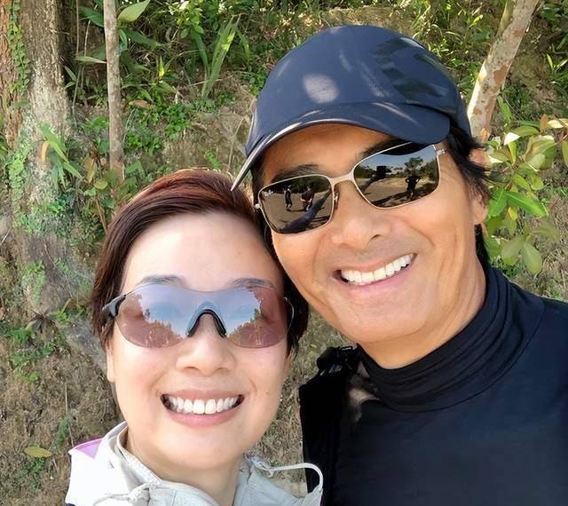 据了解,姜美仪原为亚视艺员.她因与周润发拍摄洗发水广告而被人所知.
