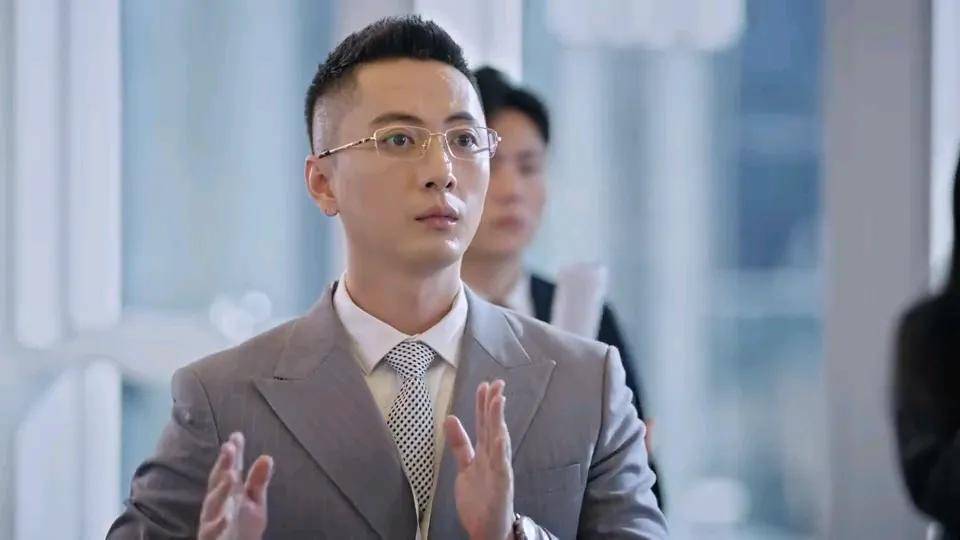 贾景晖:凭《庆余年》出圈,从校服到婚纱,妻子是演员,有女12岁_角色