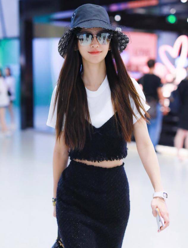 baby这是怎么了?穿件短装都不显腿长,还意外穿出了五五分!