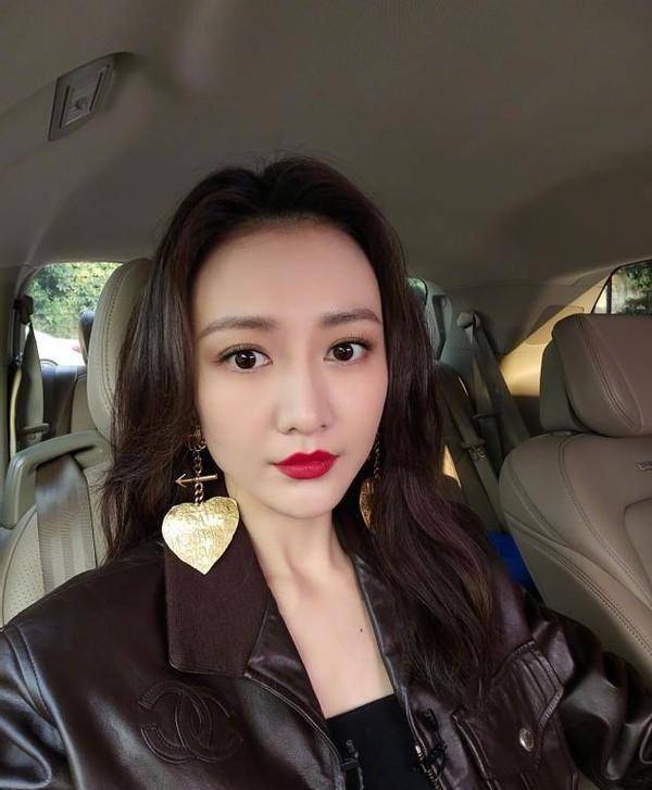 38岁王鸥近照好惊艳,穿玫瑰红裙戴蕾丝面具,满头白色卷发太别致_节目