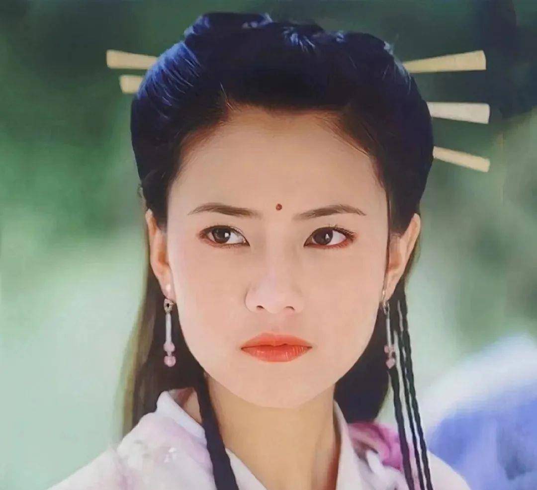 不得不说,43岁的高圆圆这身穿搭太惊艳了!值得40 女性参考,优雅减龄