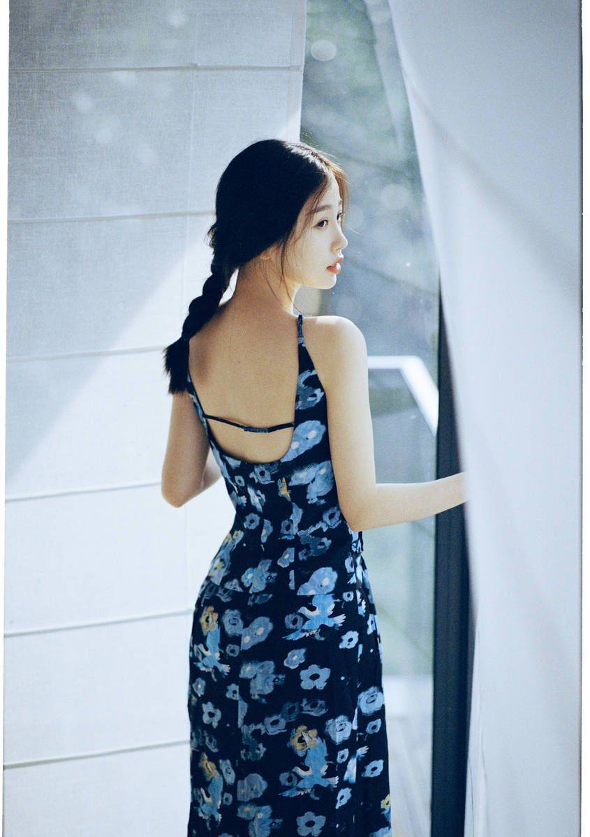 虞书欣穿吊带裙锁骨吸睛 悠闲惬意清冷女神感满满_照片_人们_气质