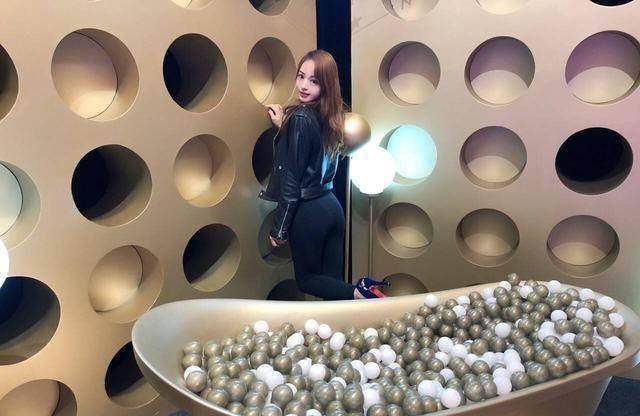 angelalee李玲性感内衣装现身维密后台,网友大骂拉低维密档次_照片_穿