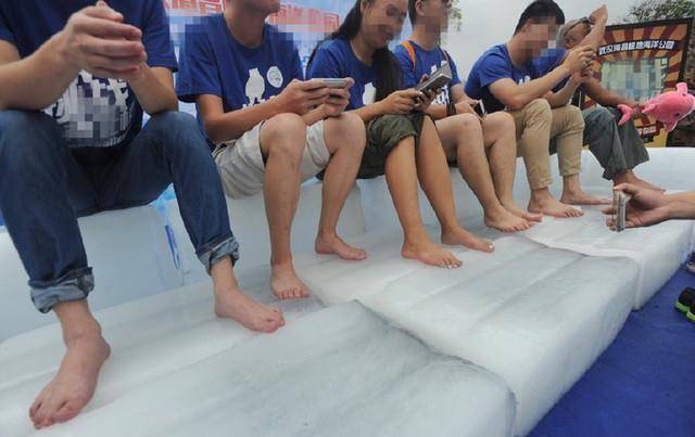 脱衣受刑不流血,隔着屏幕都觉得冷,女人最怕_犯人_冰块_身体