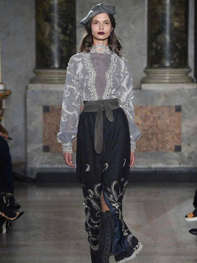 luisabeccaria经典来袭,高贵大方的造型,让吸睛指数直线飙升_款式