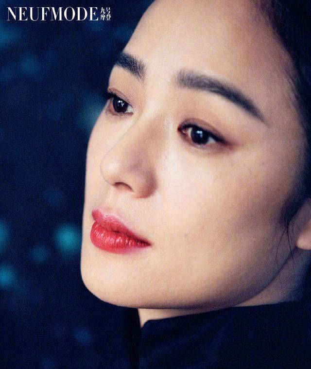 41岁周韵拍杂志,举手投足都是优雅,长发挽起露出迷人肩颈线_气质_女神